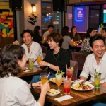 하루이야기의 강남 바에서 친구들과 함께 즐거운 시간을 보내는 모습